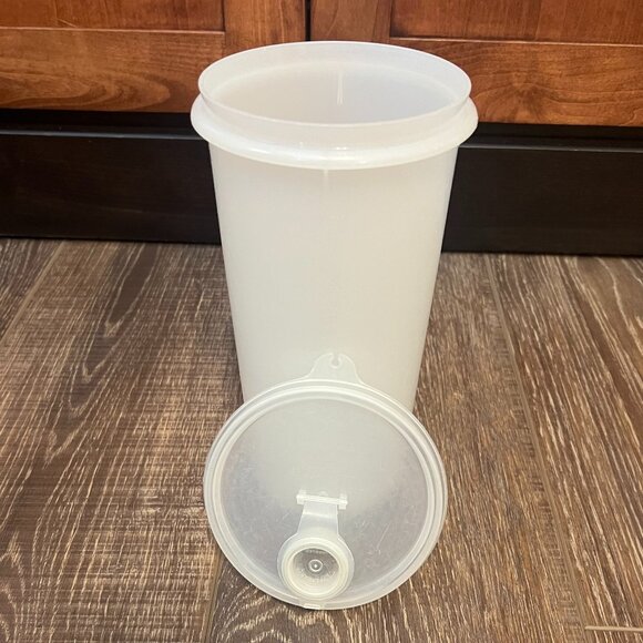Tupperware Juice Container with Lid - Picture 4 of 11
